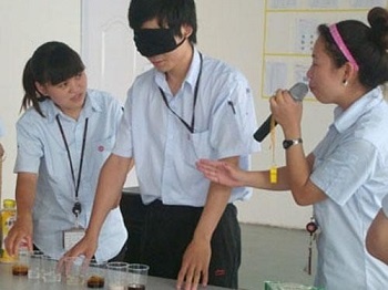 河南廠舉辦“愛的心體驗”之關懷盲人活動