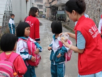 深圳厂车田镇爱心助学活动