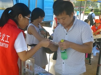 万福广场爱心义卖，资助白血病患儿